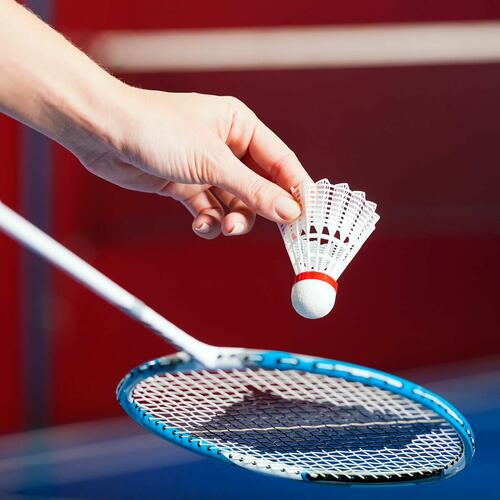 Eine Hand hält einen Federball über einen Badminton-Schläger © Eine Hand hält einen Federball über einen Badminton-Schläger