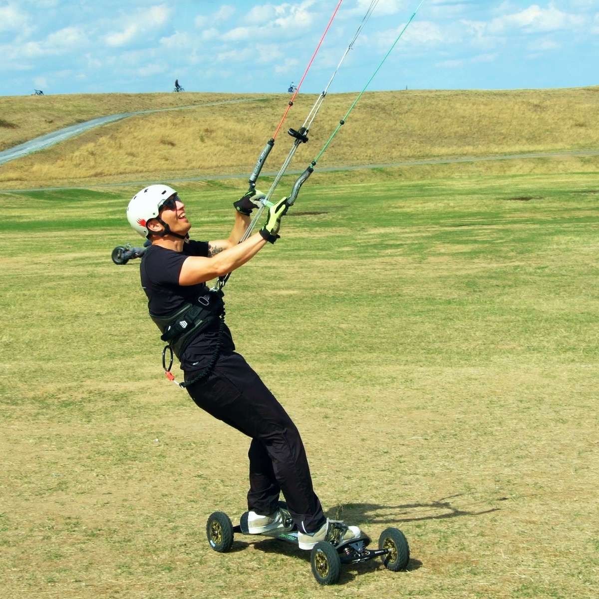 Ein Mann lässt sich vom Wind auf einem Kiteboard ziehen