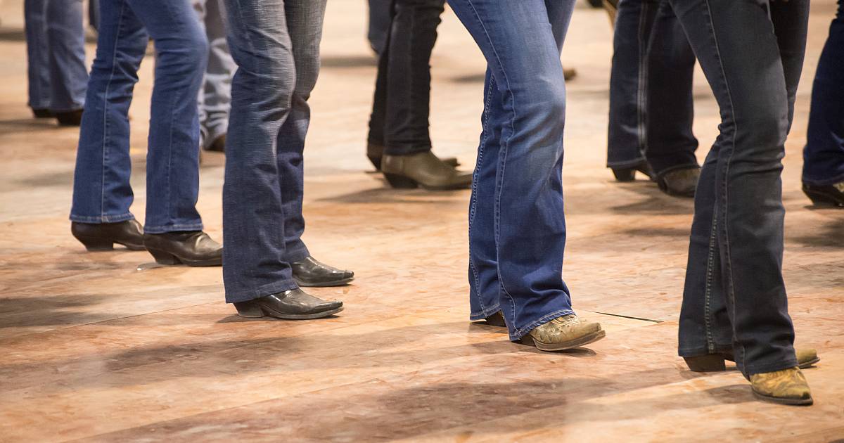 Eine Gruppe von Beinen in Lederschuhen tanzt auf einem Holzboden
